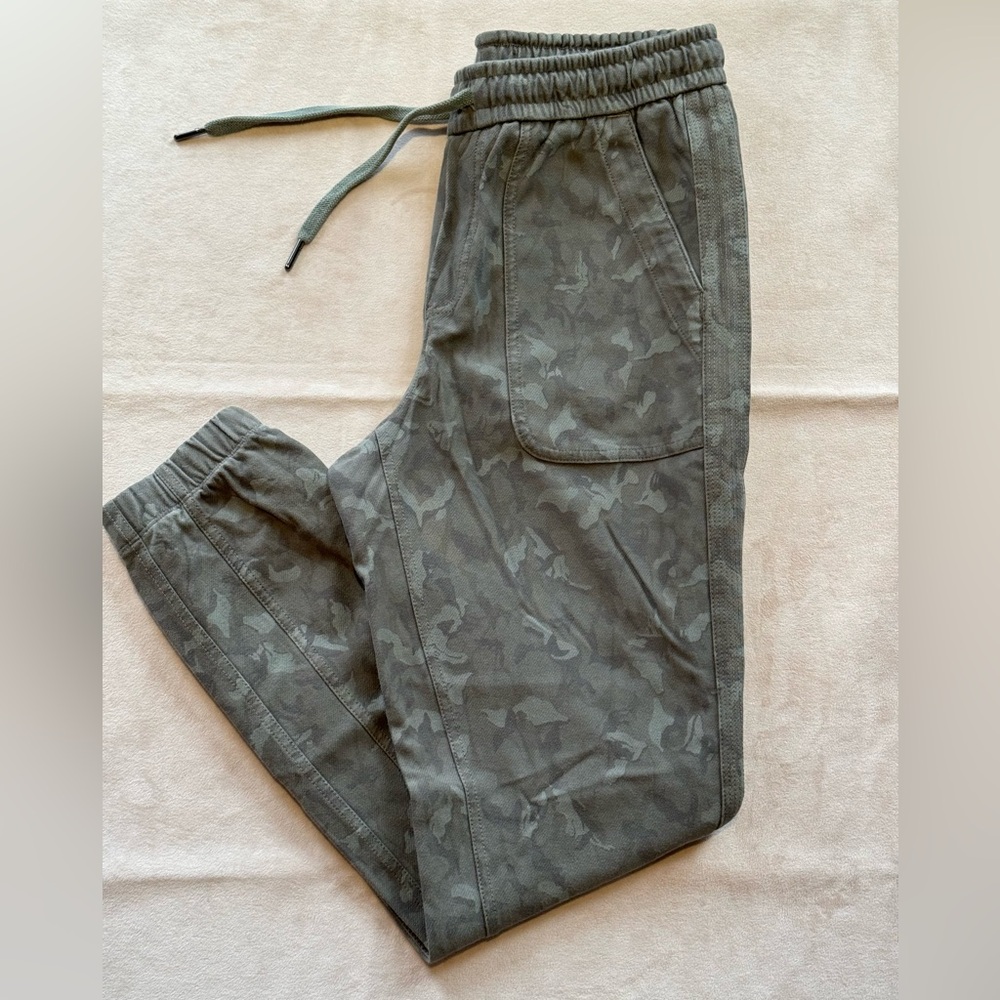 Athleta Farallon Stratum Green Camo Jogger - Picture 4 of 5